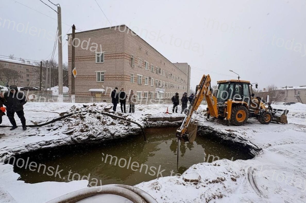 В Вязьме ликвидируется масштабная авария с трубой холодного водоснабжения