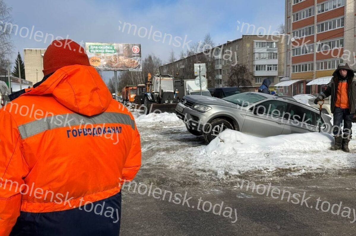 Авария в Смоленске: Машина стала причиной прорыва трубы