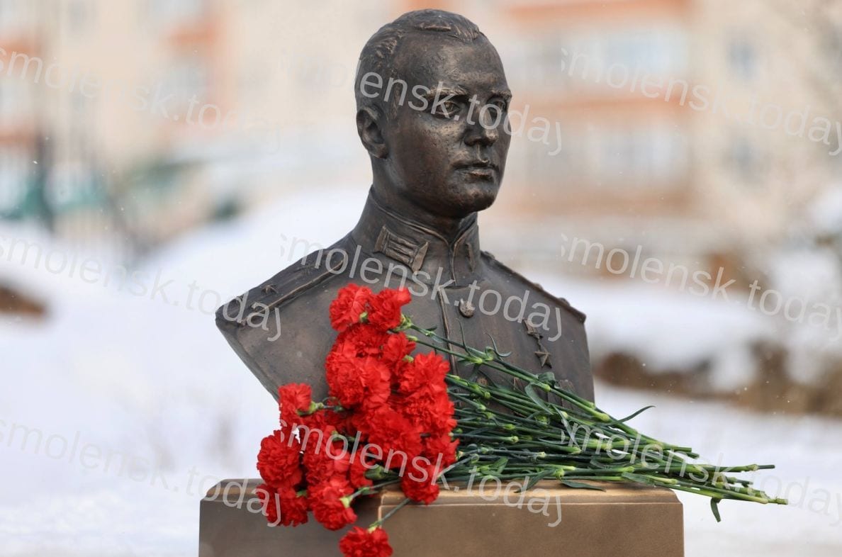 Бюст Героя России Артема Иванова установлен в Смоленске